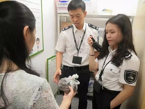 市場監(jiān)管局執(zhí)法檢查龍崗一高價幼兒園無證經(jīng)營食品，中兵康佳全程在線！